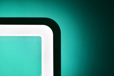 minimal biçimde neon geometrik çizgi