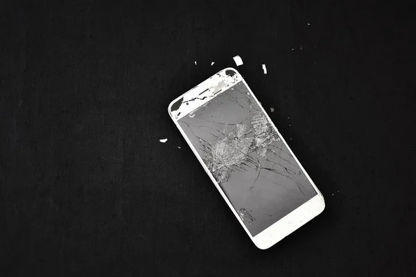 Koyu arkaplanda bozuk telefon