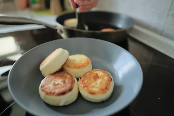 Süzme peynirden evde cheesecake pişirmek