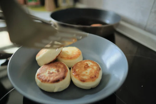 Süzme peynirden evde cheesecake pişirmek