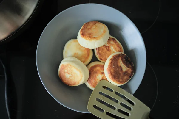 Süzme peynirden evde cheesecake pişirmek