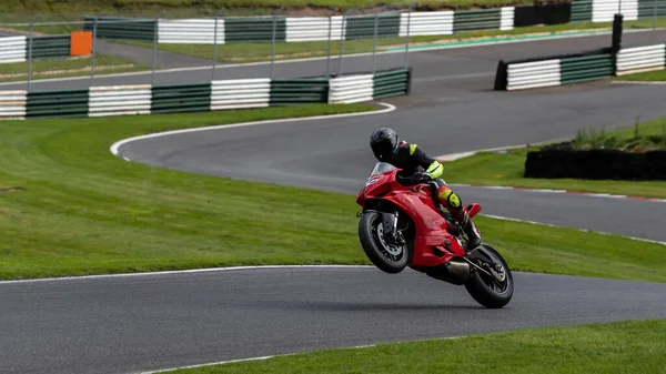 Una Toma Panorámica Una Moto Carreras Mientras Circula Una Pista —  Fotos de Stock