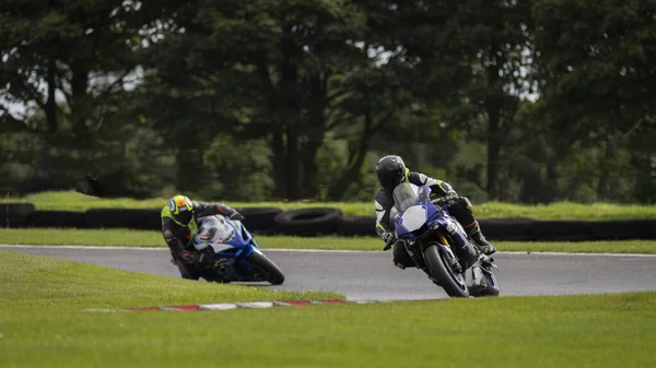 Panorering Skott Racing Motorcykel Som Det Kretsar Ett Spår — Stockfoto