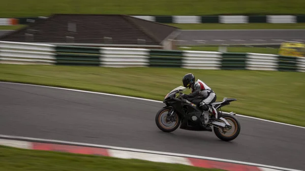 Tiro Panning Uma Moto Corrida Como Ele Circuitos Uma Pista — Fotografia de Stock