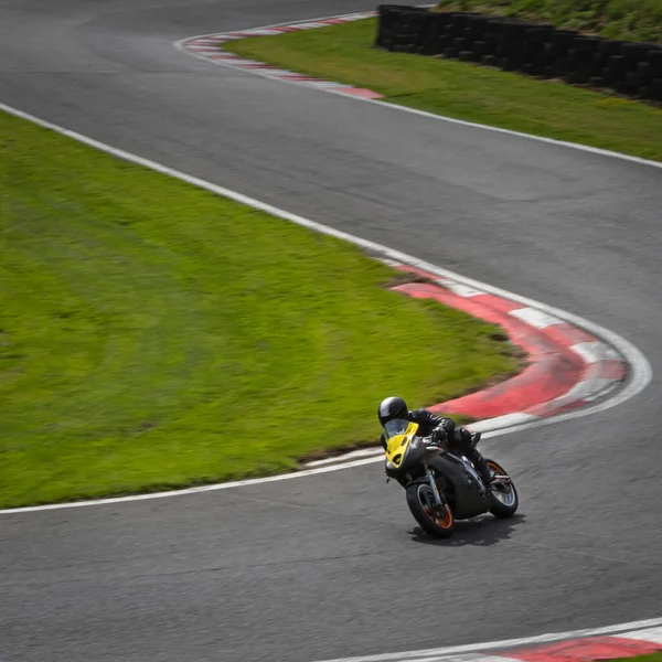 Panorering Skott Racing Motorcykel Som Det Kretsar Ett Spår — Stockfoto