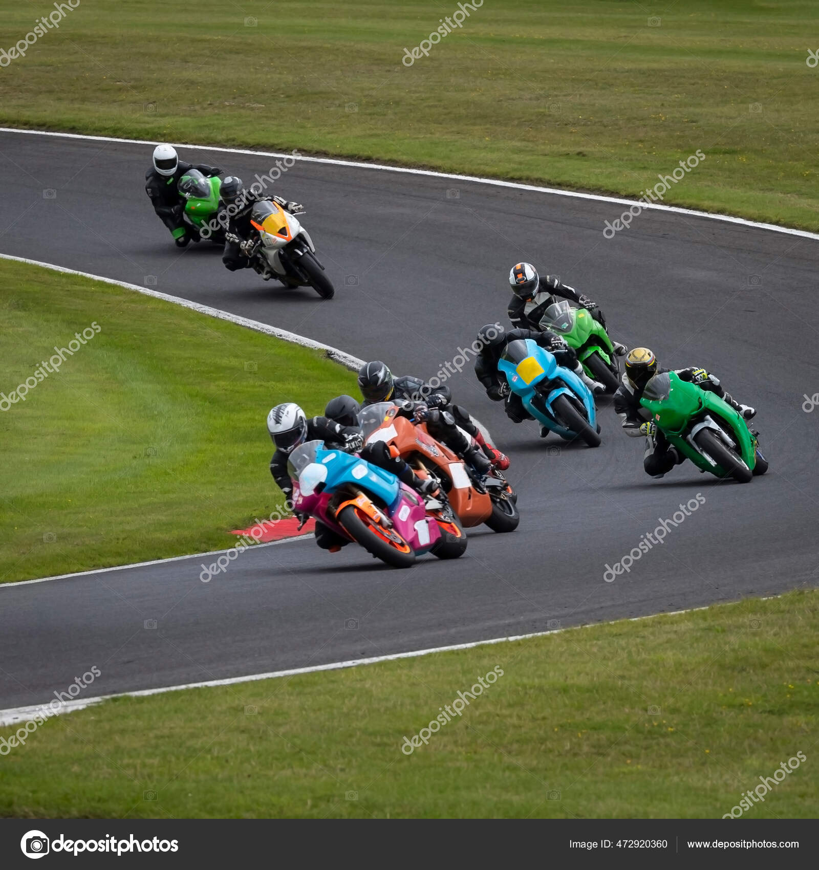 Tiro Uma Moto Corrida Como Ele Circuitos Uma Pista fotos, imagens de ©  snapstitchphotography #472920360