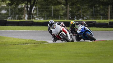 Yarış pistinde bir motosikletin görüntüsü..