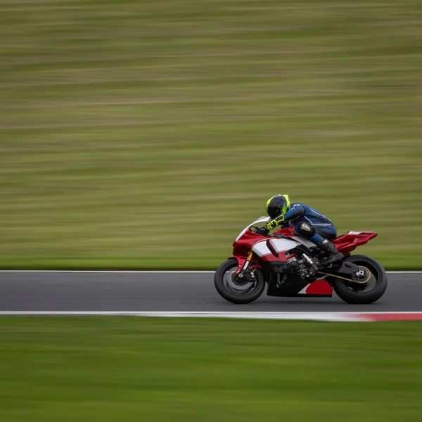 Una Toma Panorámica Una Moto Carreras Mientras Circula Una Pista — Foto de Stock