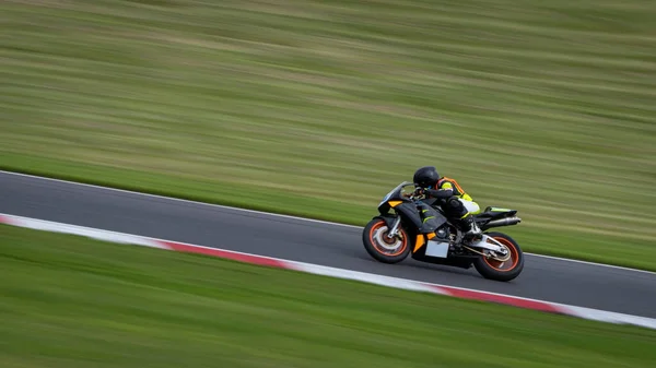 Una Toma Panorámica Una Moto Carreras Mientras Circula Una Pista —  Fotos de Stock