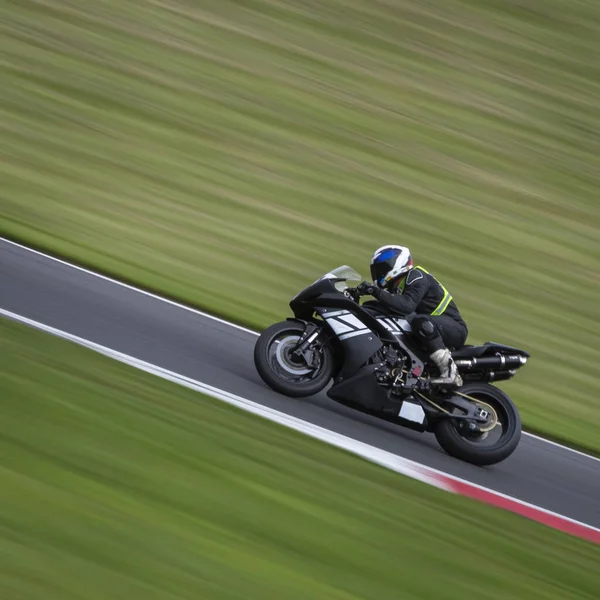 Una Toma Panorámica Una Moto Carreras Mientras Circula Una Pista —  Fotos de Stock