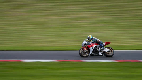 Tiro Panning Uma Moto Corrida Como Ele Circuitos Uma Pista — Fotografia de Stock