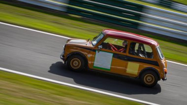 Yarış arabasının bir pisti turlarken ki görüntüsü..