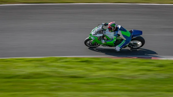 Tiro Panning Uma Moto Corrida Como Ele Circuitos Uma Pista — Fotografia de Stock