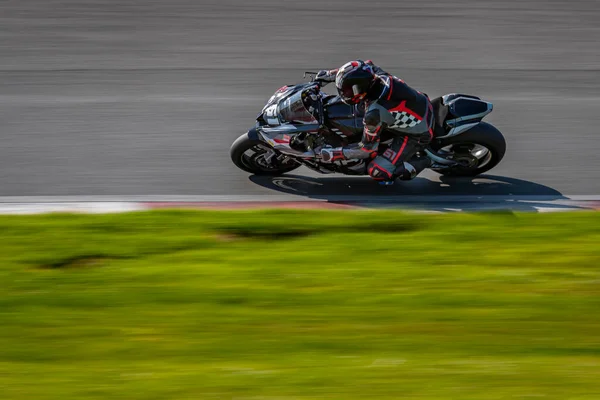 Una Toma Panorámica Una Moto Carreras Mientras Circula Una Pista — Foto de Stock