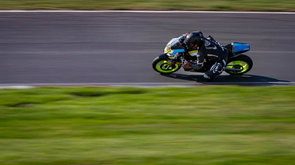 Tiro Panning Uma Moto Corrida Como Ele Circuitos Uma Pista — Fotografia de Stock