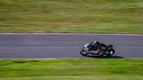 Tiro Panning Uma Moto Corrida Como Ele Circuitos Uma Pista — Fotografia de Stock