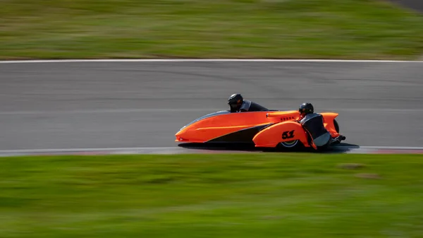 Strzał Panning Wyścigowego Sidecar Jak Zakręty Torze — Zdjęcie stockowe