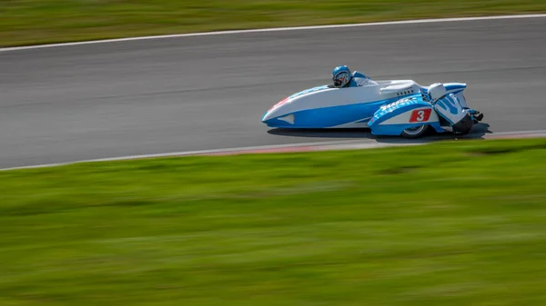 Una Panoramica Sidecar Corsa Mentre Curva Una Pista — Foto Stock