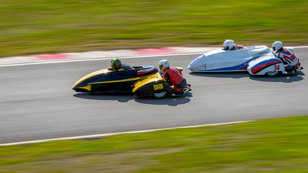 Una Panoramica Sidecar Corsa Mentre Curva Una Pista — Foto Stock