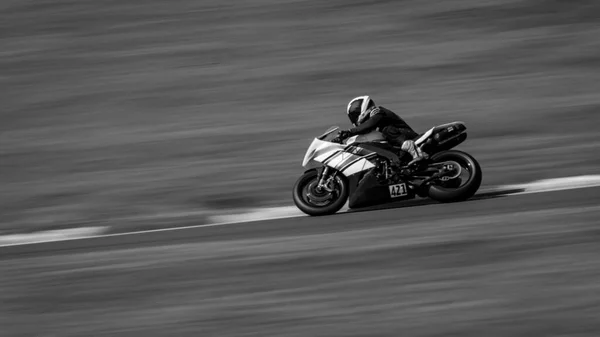 Een Panning Shot Van Een Racemotor Als Het Circuits Een — Stockfoto