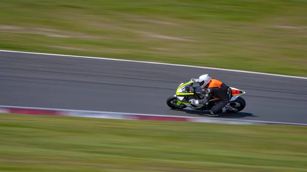 Una Toma Panorámica Una Moto Carreras Mientras Circula Una Pista —  Fotos de Stock