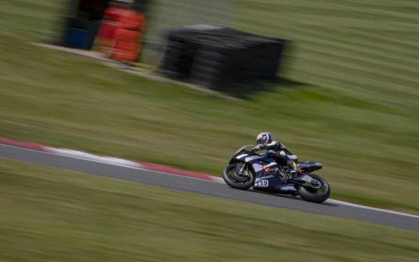 Una Toma Panorámica Una Moto Carreras Mientras Circula Una Pista —  Fotos de Stock