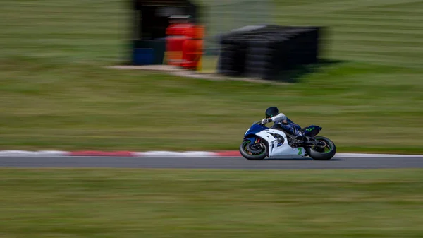 Una Toma Panorámica Una Moto Carreras Mientras Circula Una Pista —  Fotos de Stock