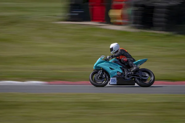 Tiro Panning Uma Moto Corrida Como Ele Circuitos Uma Pista — Fotografia de Stock