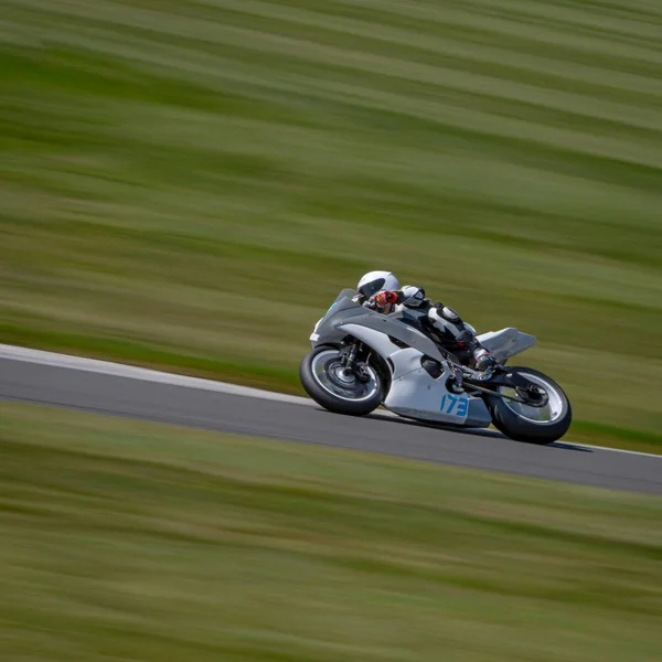 Een Panning Shot Van Een Racemotor Als Het Circuits Een — Stockfoto