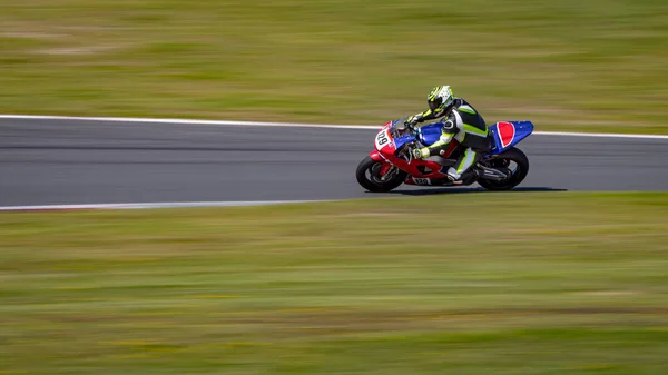 Panorering Skott Racing Motorcykel Som Det Kretsar Ett Spår — Stockfoto