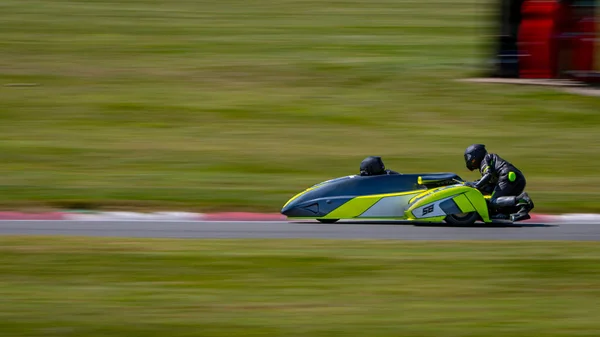 Una Panoramica Sidecar Corsa Mentre Curva Una Pista — Foto Stock