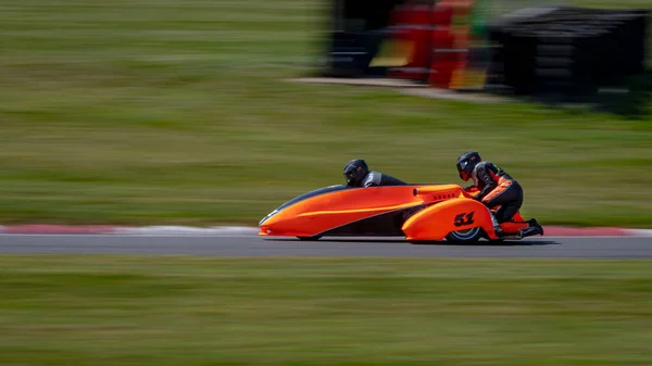 Una Panoramica Sidecar Corsa Mentre Curva Una Pista — Foto Stock