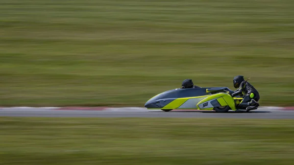 Strzał Panning Wyścigowego Sidecar Jak Zakręty Torze — Zdjęcie stockowe