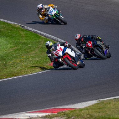 Yarış pistini turlayan bir motosikletin görüntüsü..