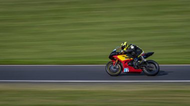 Yarış pistini turlayan bir motosikletin görüntüsü..