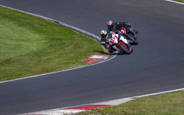 Vue Panoramique Une Moto Course Alors Elle Circule Sur Une — Photo