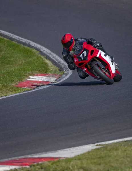 Een Panning Shot Van Een Racemotor Als Het Circuits Een — Stockfoto