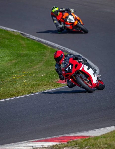 Vue Panoramique Une Moto Course Alors Elle Circule Sur Une — Photo