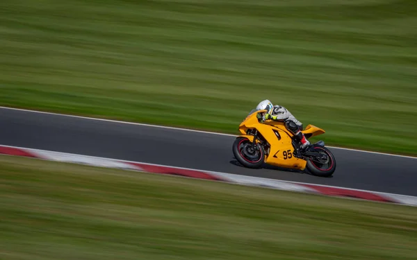 Una Toma Panorámica Una Moto Carreras Mientras Circula Una Pista —  Fotos de Stock