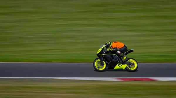 Una Toma Panorámica Una Moto Carreras Mientras Circula Una Pista — Foto de Stock