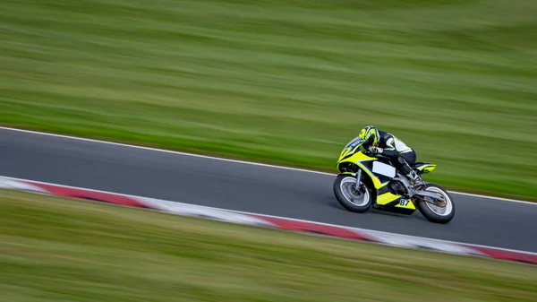 Tiro Panning Uma Moto Corrida Como Ele Circuitos Uma Pista — Fotografia de Stock