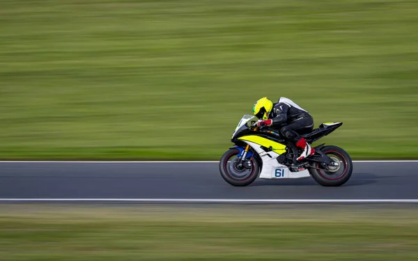 Una Toma Panorámica Una Moto Carreras Mientras Circula Una Pista —  Fotos de Stock