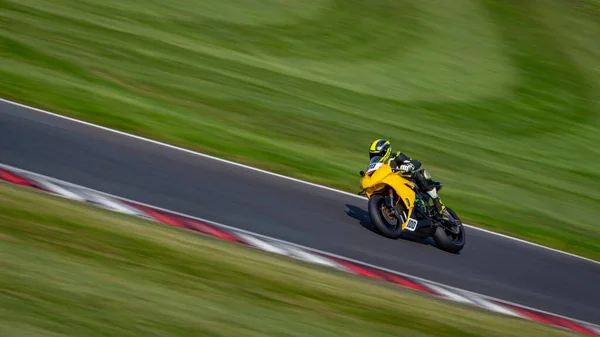 Tiro Panning Uma Moto Corrida Como Ele Circuitos Uma Pista — Fotografia de Stock