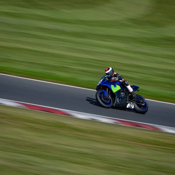 Una Toma Panorámica Una Moto Carreras Mientras Circula Una Pista —  Fotos de Stock