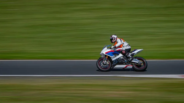 Una Toma Panorámica Una Moto Carreras Mientras Circula Una Pista —  Fotos de Stock