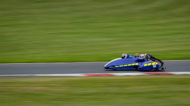 Pistte viraj alırken bir yarış sepetinin görüntüsü..