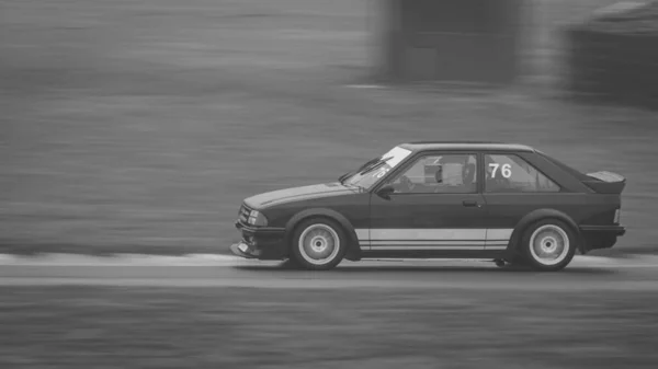 Tiro Panning Carro Corrida Como Ele Circuitos Uma Pista — Fotografia de Stock