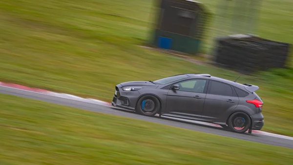 Tiro Panning Carro Corrida Como Ele Circuitos Uma Pista — Fotografia de Stock