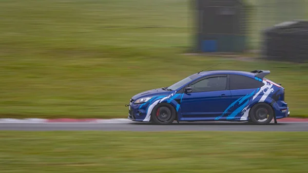 Tiro Panning Carro Corrida Como Ele Circuitos Uma Pista — Fotografia de Stock