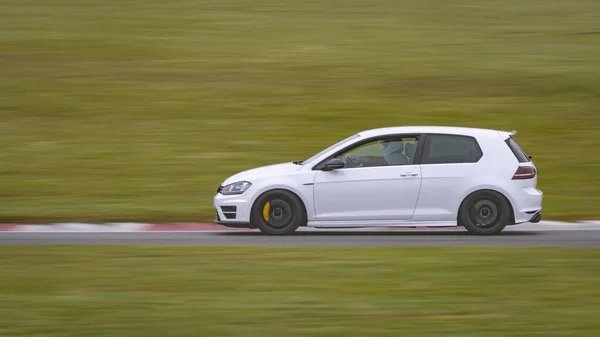 Tiro Panning Carro Corrida Como Ele Circuitos Uma Pista — Fotografia de Stock